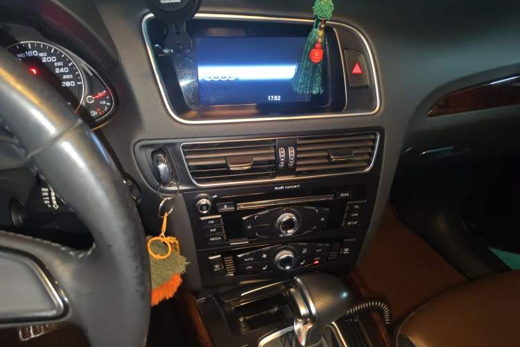 Used Audi Q5 2017 Plus 40 TFSI Ambition Model Audio And AC Panel