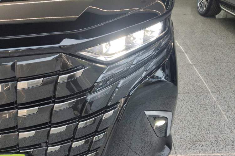 Used Toyota Alphard 2024 Dual-Engine 2.5L Deluxe Edition
