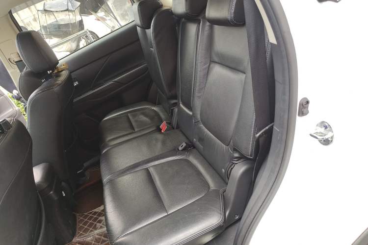 Used Mitsubishi Outlander 2016 2.4L 4x4 Luxury Edition 7-Seater Left Rear Seat