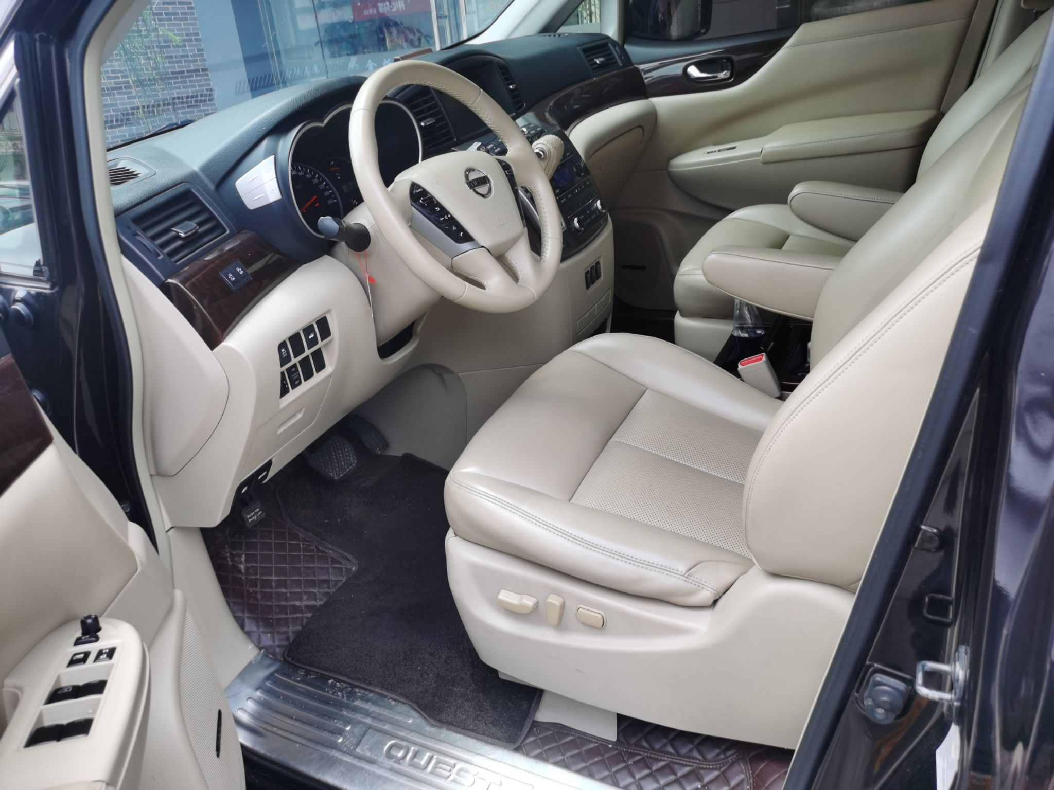 Переднее сиденье в автомобиле