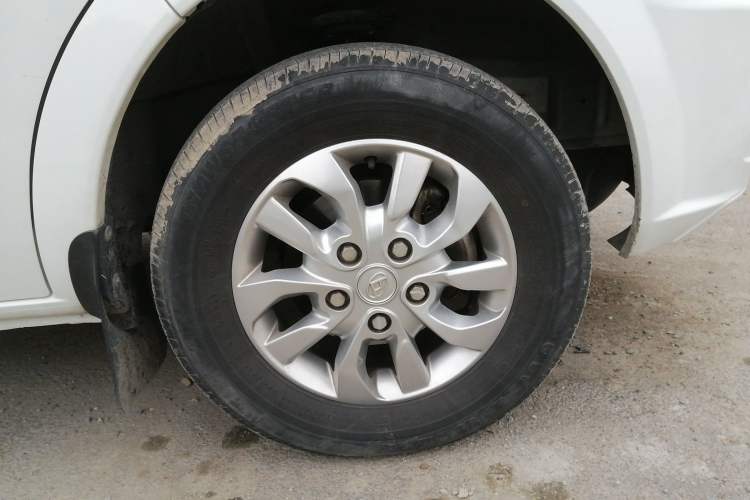 Used SAIC MAXUS Xintu V80 2023 2.0T AMT Classic Aoyuntong Power Version Short Wheelbase Mid-Roof Design 5/6 Seats