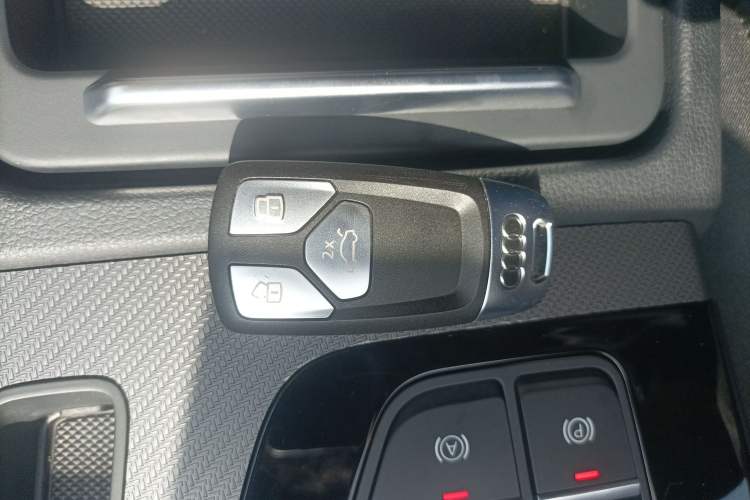 Used Audi Q5L 2025 quattro 45th Anniversary Edition 40 TFSI Sporty and Dynamic Model Vehicle Key