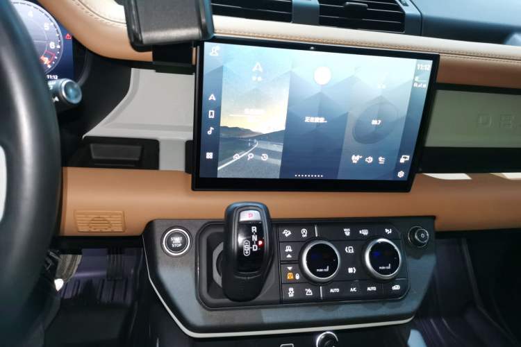 Used Land Rover Defender 2023 Facelift 110 3.0T P400 X-DYNAMIC HSE Audio And AC Panel