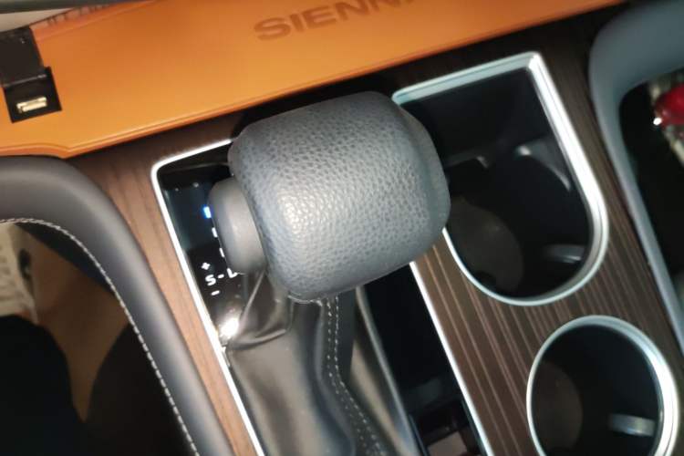 Used Toyota SIENNA 2024 2.5L Hybrid Comfort Edition Gear Lever