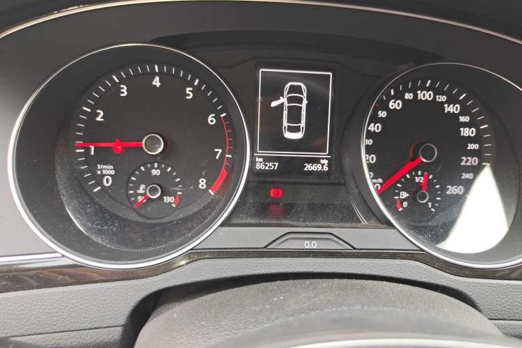 Used Volkswagen Magotan 2018 330TSI DSG Luxury Model Odometer Close Up