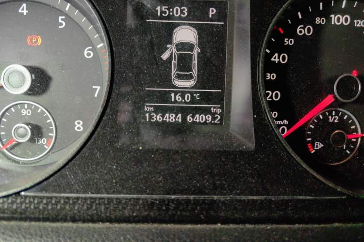 Used Volkswagen Magotan 2015 1.8TSI Prestige Model Odometer Close Up