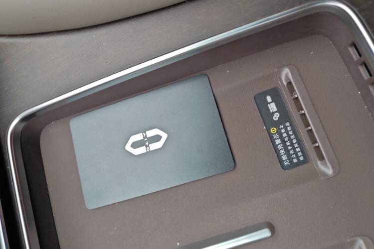 Used Hima AITO M9 2025 Extended-Range Ultra Version 52 kWh 6-Seater Vehicle Key