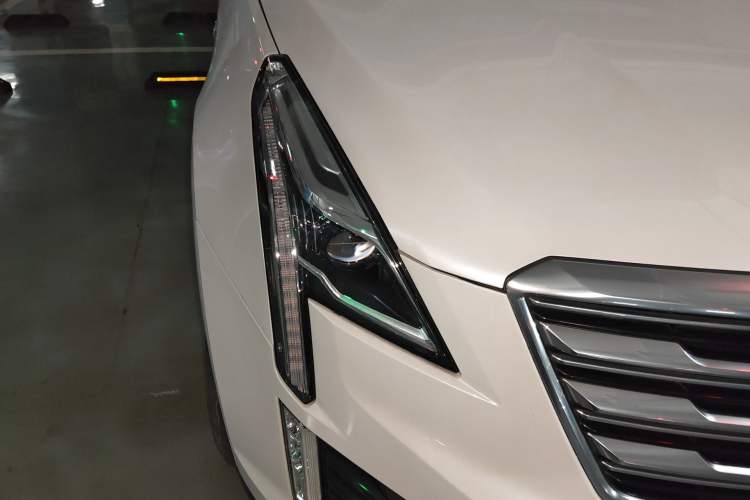 Used Cadillac XT5 2016 28T Four-Wheel Drive Luxury Model Right Front Headlight