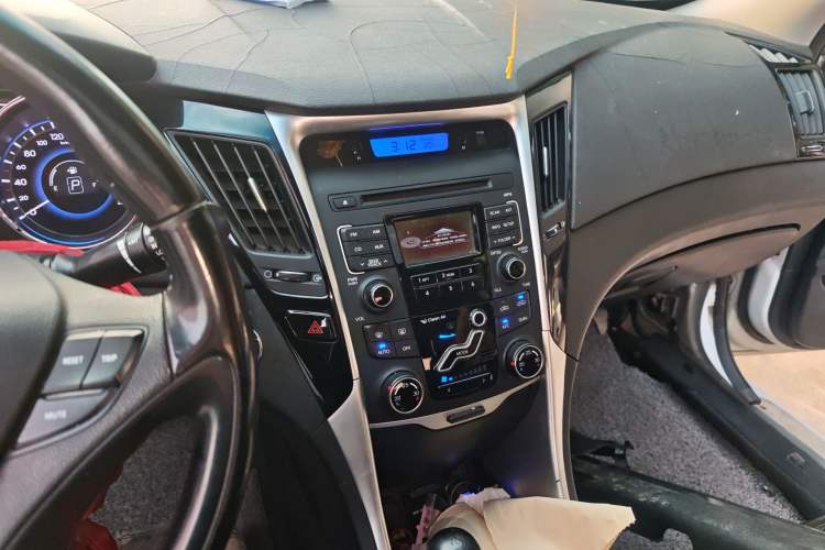 Used Hyundai Sonata 2015 Classic 2.0L Automatic Luxury Edition Audio And AC Panel