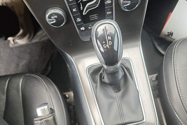 Used Volvo V40 2016 T4 Smart Luxury Edition Gear Lever
