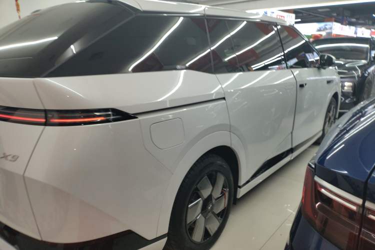 Used XPeng X9 2024 702 Ultra-Long Range Pro Rear Right 45 Deg