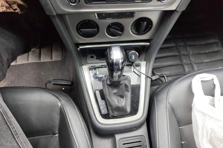 Used Volkswagen Lavida 2013 1.6L Automatic Comfort Edition Gear Lever