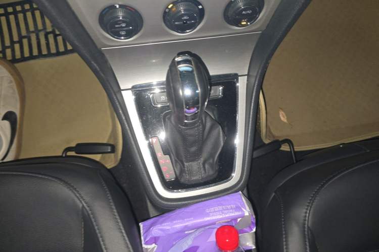 Used Volkswagen Lavida 2013 Revised Version 1.6L Automatic Luxury Edition Gear Lever