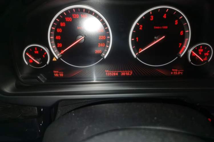 Used BMW X5 2014 xDrive35i Leading Model Odometer Close Up