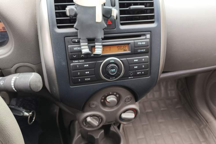Used Nissan Sunny 2011 1.5XE CVT Comfort Edition Audio And AC Panel
