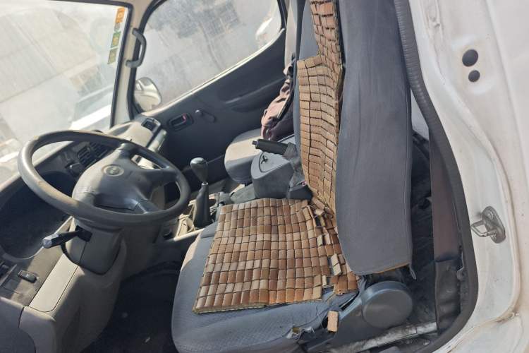 Used Jinbei Hiace 2018 2.0L Fifth-Generation Box Truck Standard Roof 2 Seats 4G21C