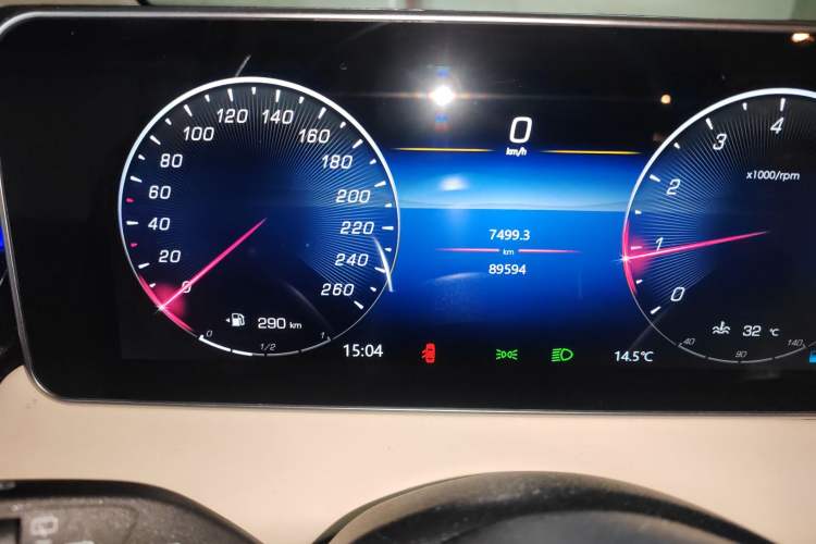 Used Mercedes-Benz Vito 2021 2.0T Business Version 7 Seats Odometer Close Up