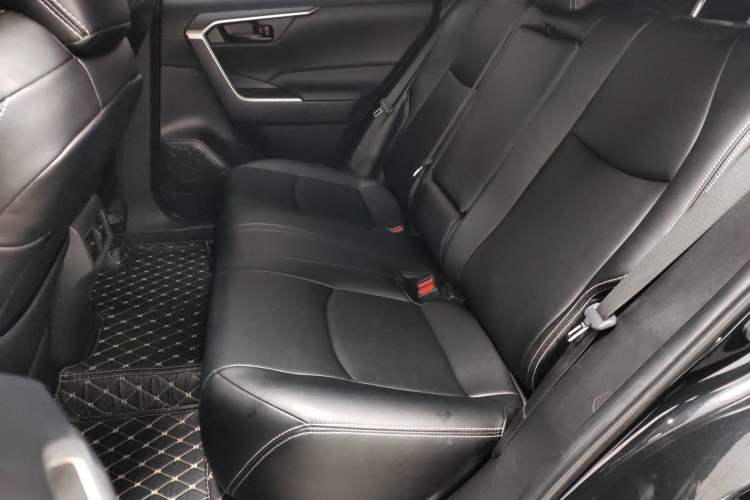 Used Toyota Wildlander 2022 Updated Version 2.0L CVT Two-Wheel Drive Leading Edition Left Rear Seat