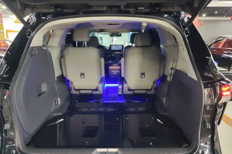 Used Toyota Granvia 2023 2.5L Hybrid Prestige PLUS Edition Trunk