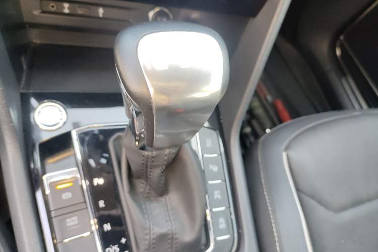 Used Volkswagen Tiguan L 2019 380TSI Automatic All-Wheel Drive R-Line Flagship 7-Seater China VI Standard Gear Lever