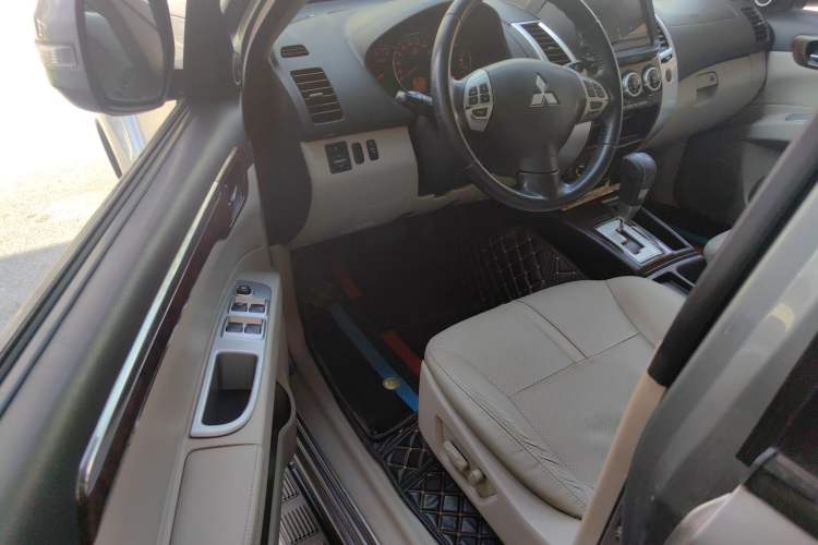 Used Mitsubishi Pajero Sport 2013 3.0L Automatic Two-Wheel Drive Luxury Edition Driver Seat