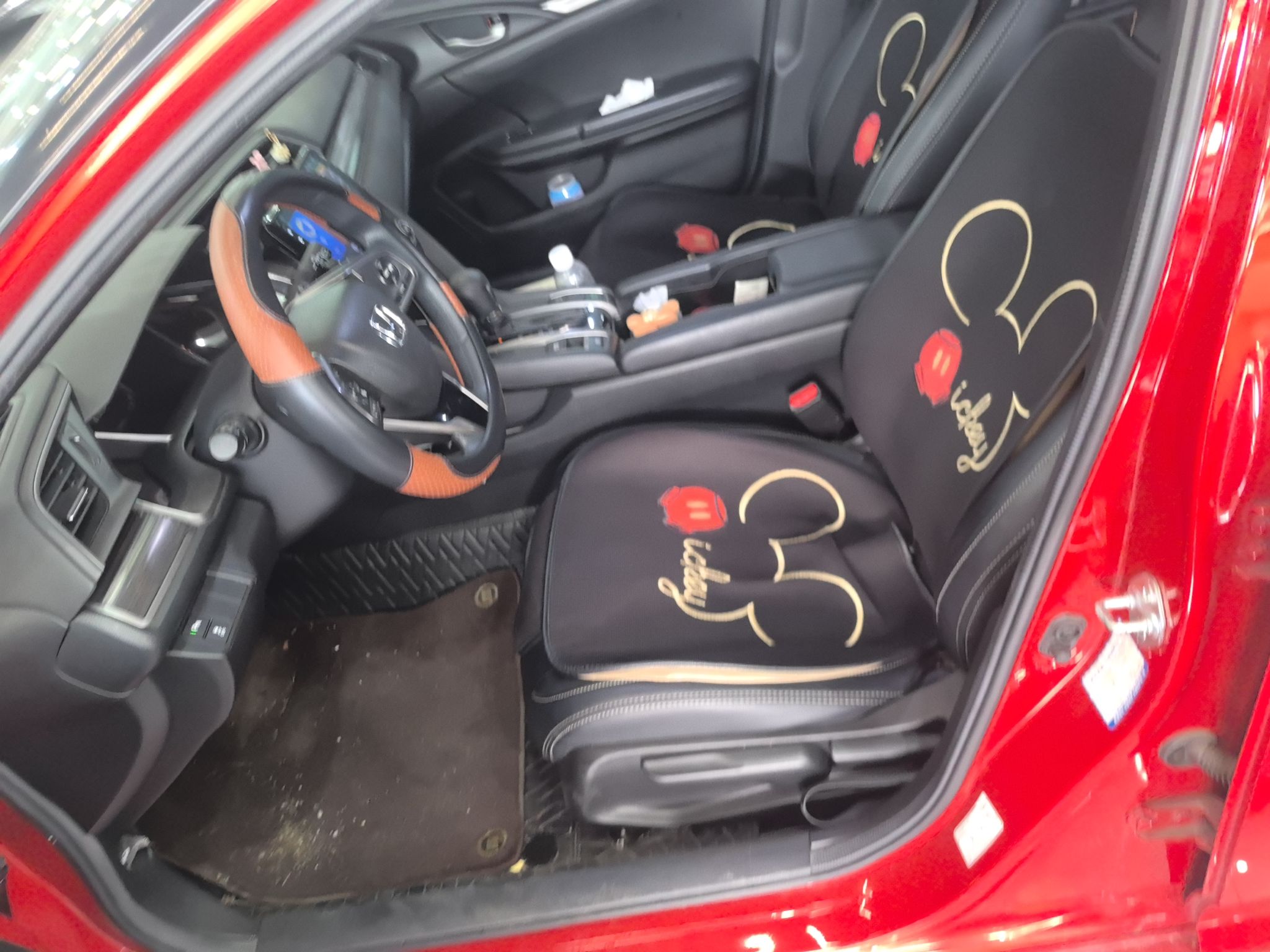 المقاعد الأمامية داخل السيارة