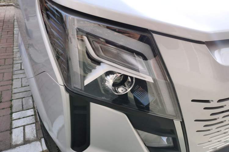 Used Dongfeng Yufeng 2023 V9+ 2.3T Manual Front-Drive Van Short Wheelbase Mid-Roof 3-Seater
