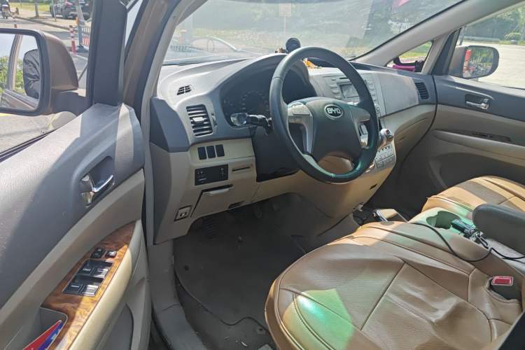 Used BYD M6 2013 2.0L Manual Comfort Edition
