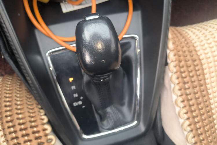 Used MG ZS 2017 1.5L Automatic Luxury Internet Edition Gear Lever