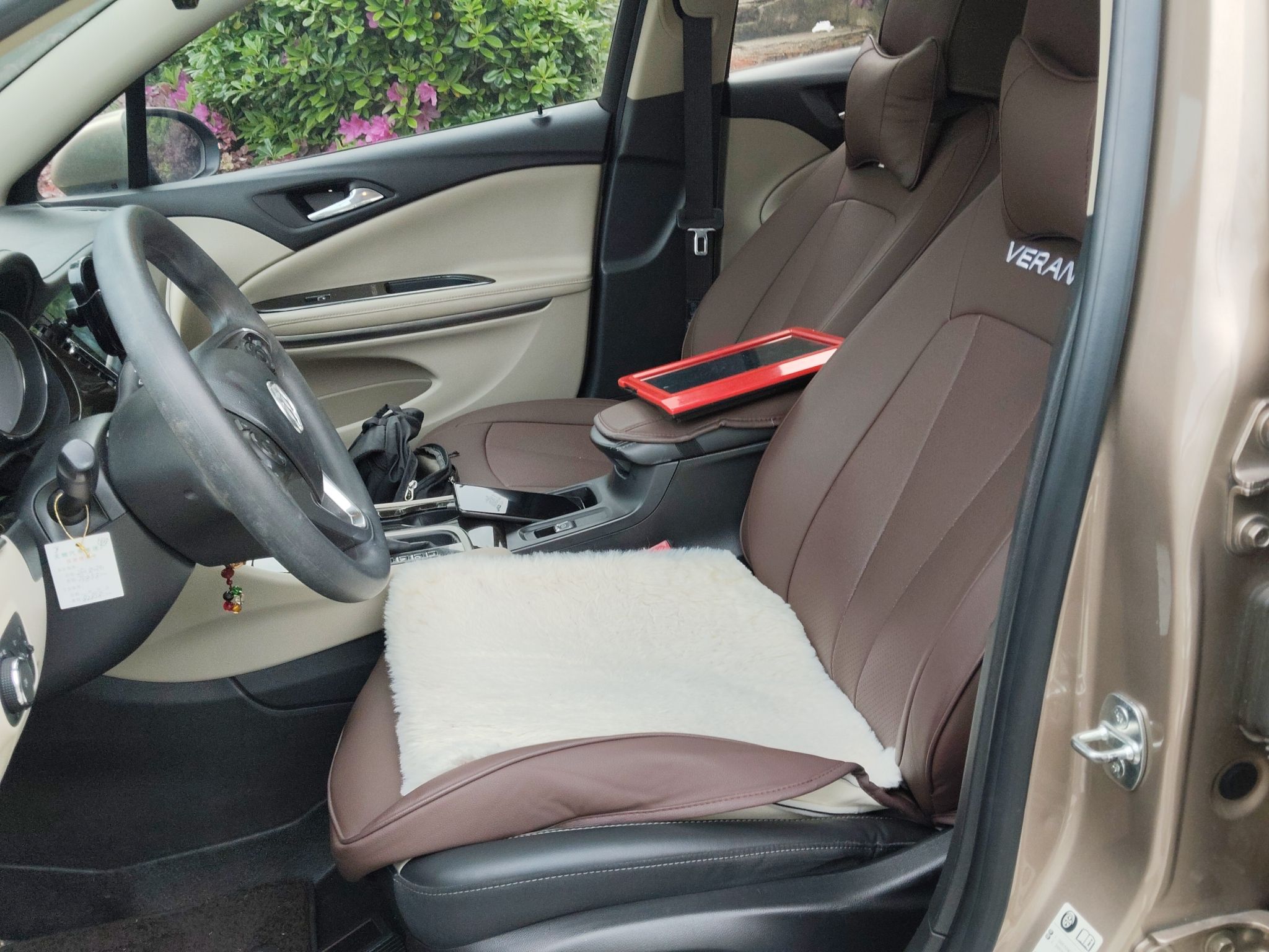 المقاعد الأمامية داخل السيارة