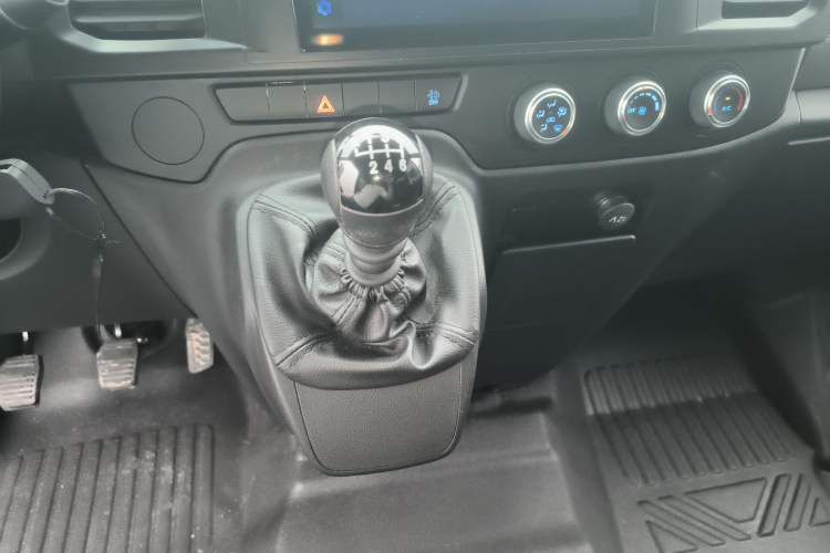 Used JMC Fushun 2023 2.0T Manual Short-Wheelbase Mid-Height Commercial Multi-Purpose 5-Seater Passenger Vehicle