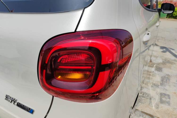 Used Wuling Hongguang MINIEV 2025 Four-Door Version Advanced Edition Right Rear Taillight