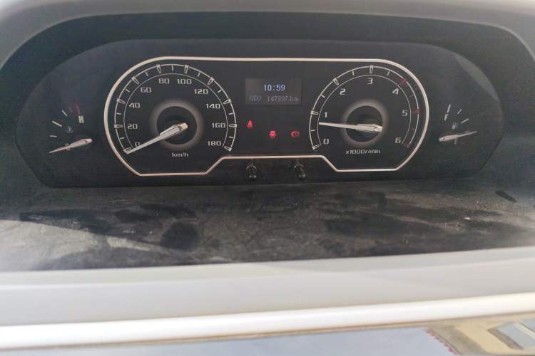 Used SAIC MAXUS Xintu V80 2019 2.5T Classic Edition 6-Speed Manual – Aoyuntong Short Wheelbase Mid-Height Design 5/6 Seats