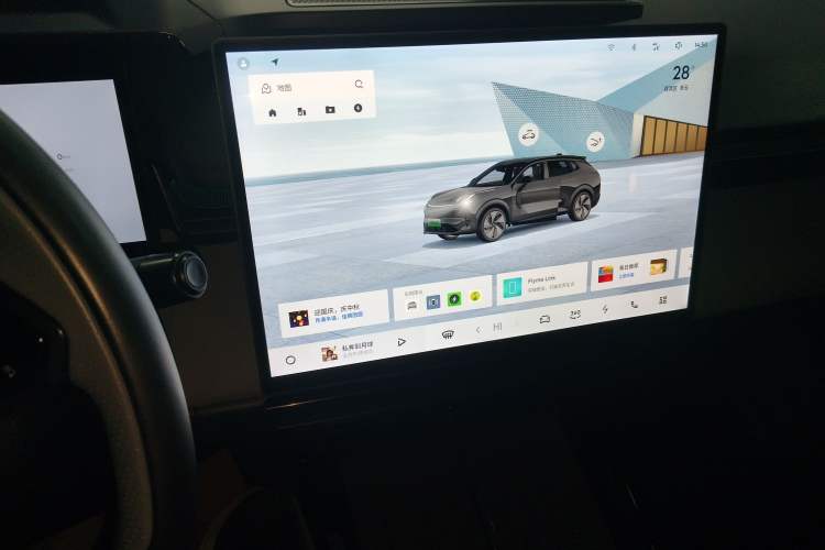 Used Lynk & Co 08 EM-P 2025 220 km All-Wheel-Drive Performance Halo
