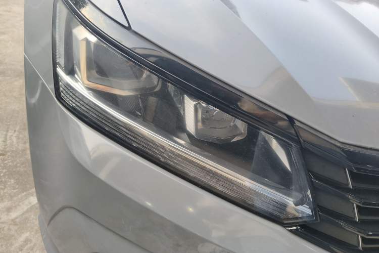 Used Volkswagen Passat 2017 280TSI DSG Luxury Edition Right Front Headlight