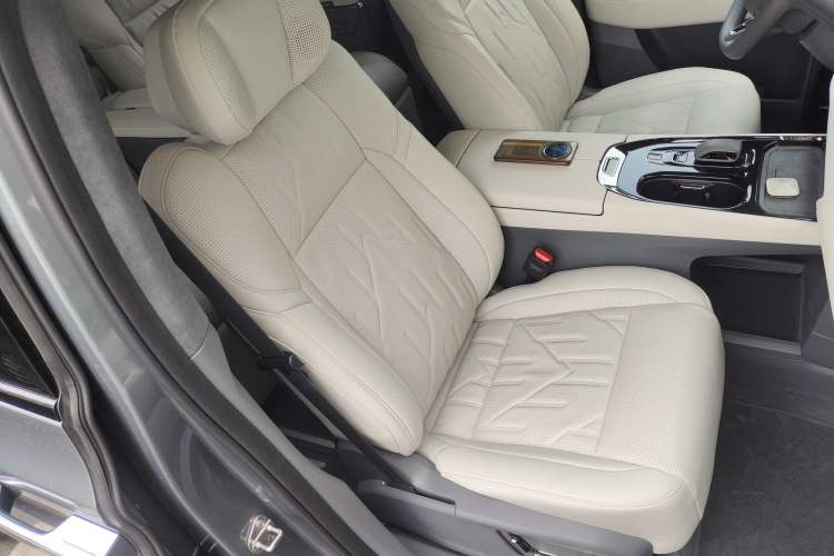 Used Zeekr 009 2024 Six-Seat Executive Version 4WD 108 kWh Right Front Seat