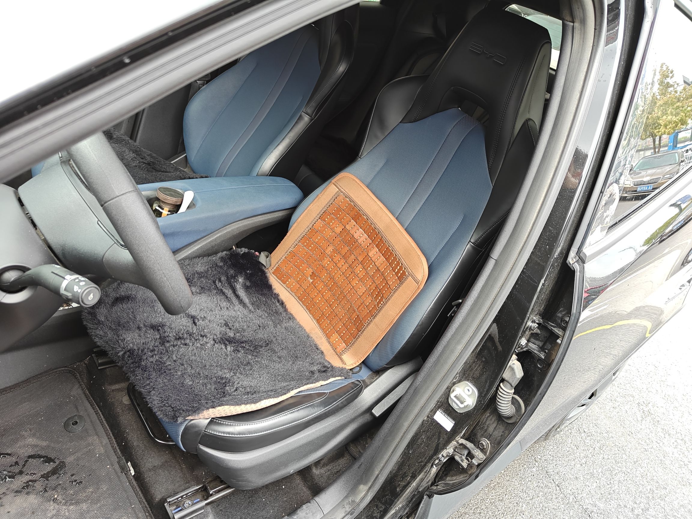 Переднее сиденье в автомобиле