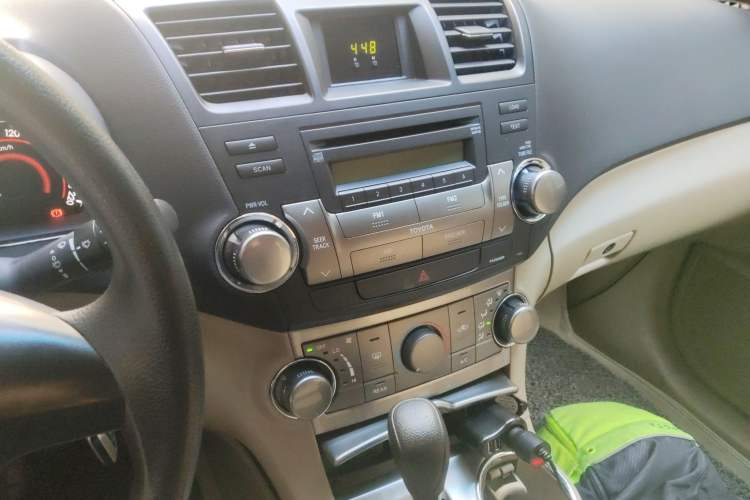 Used Toyota Highlander 2012 2.7L Two-Wheel Drive 7-Seater Elite Edition Audio And AC Panel