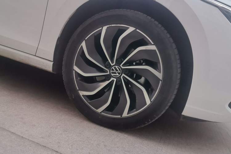 Used Volkswagen Golf 2023 Facelift 280TSI DSG Pro Right Front Wheel Hub