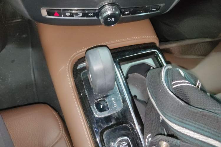 Used Volvo S60 New Energy 2023 T8 All-Wheel Drive Long-Range Zhiyi Luxury Edition Gear Lever