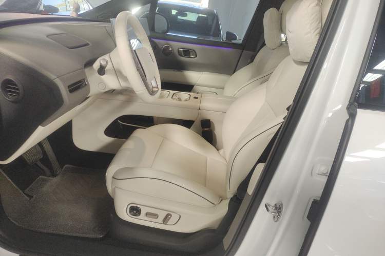 Used Li Auto i6 2025 Model Two-Wheel-Drive Standard Type
