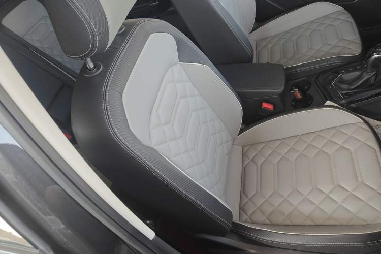 Used Volkswagen Tayron 2023 330TSI Two-Wheel-Drive Luxury Plus Advanced Version Right Front Seat