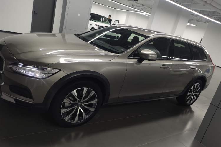 Used Volvo V90 2022 Cross Country B5 AWD Smart Range Edition
