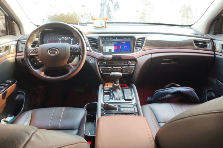 Used GAC Trumpchi GS8 2017 320T Two-Wheel Drive Luxury Smart Connectivity Version (7 Seats) Center Console