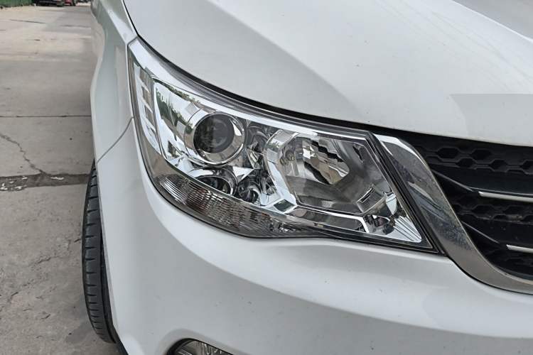 Used Baojun 730 2016 1.5T Manual Comfort Version 7 Seats Right Front Headlight