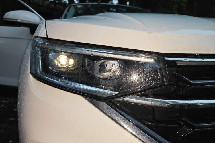 Used Volkswagen Tayron 2024 300TSI Two-Wheel-Drive Luxury Plus Advanced Version Right Front Headlight