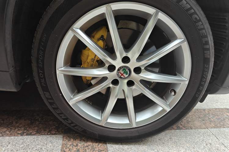 Used Alfa Romeo Stelvio 2020 2.0T 280HP Luxury Edition Right Front Wheel Hub