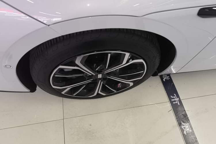 Used Geely Galaxy E8 2025 700 km Long-Range Intelligent Driving Version Left Front Wheel Hub