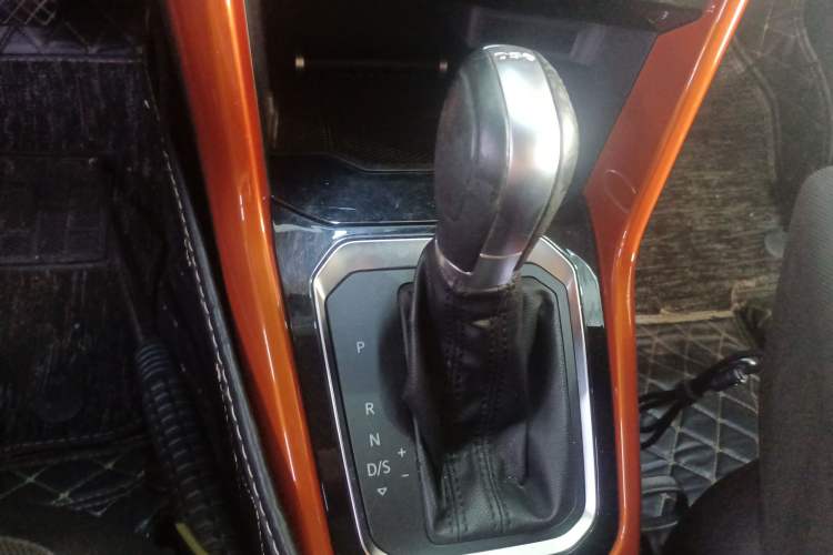 Used Volkswagen T-ROC 2018 280TSI DSG Two-Wheel Drive Advanced Version China V Emission Standard
