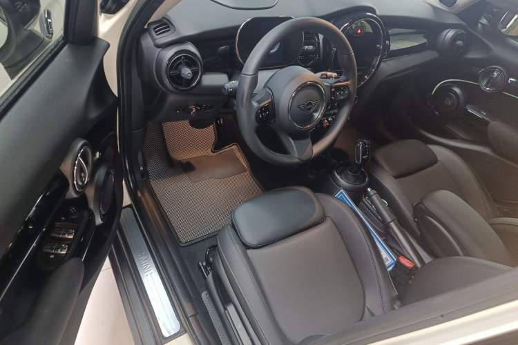 Used MINI MINI 2022 Updated 1.5T COOPER Classic Edition Five-Door Version
